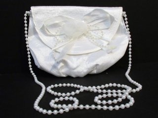 Brauttasche mit Perlenkette